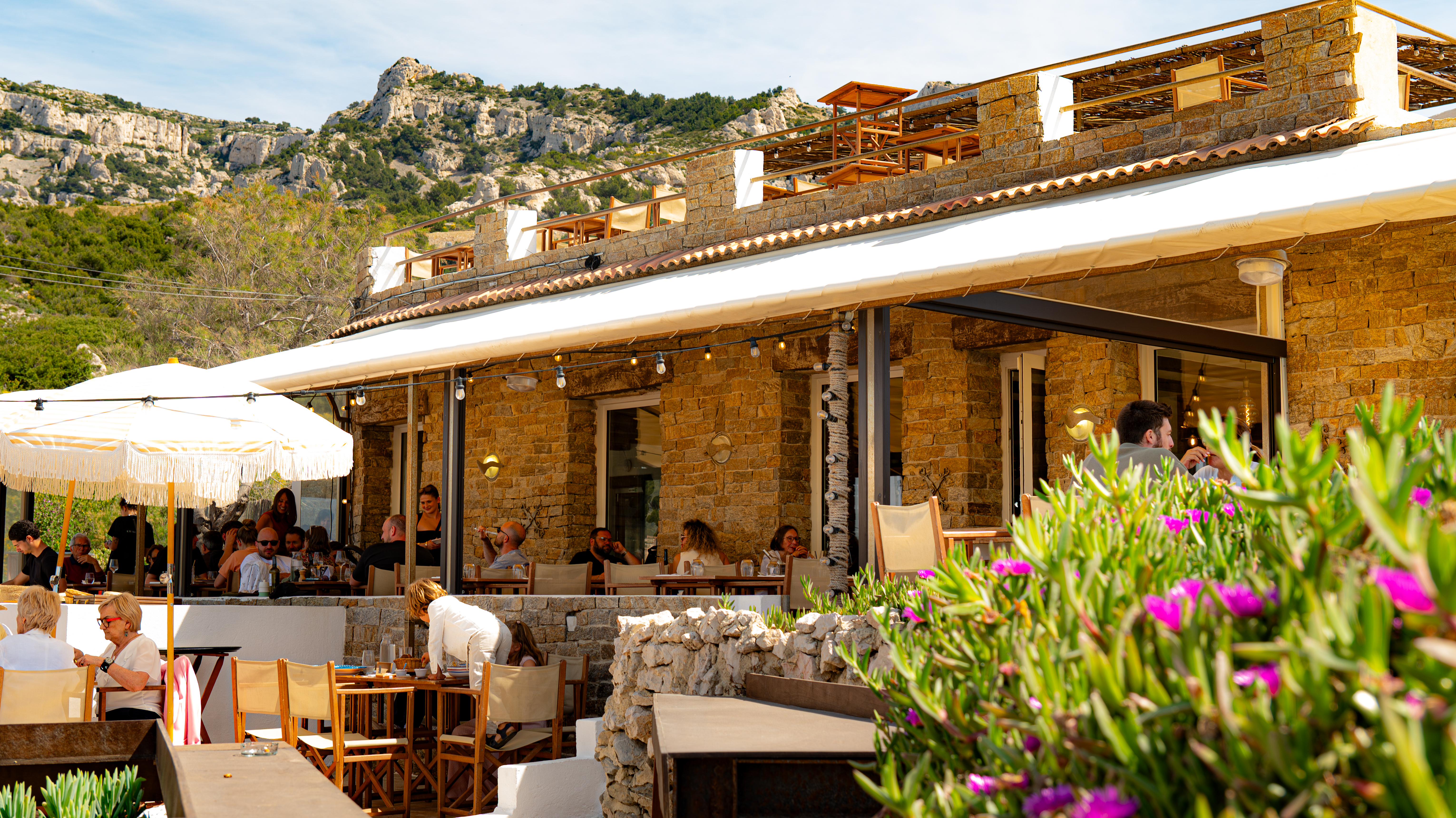 Bâtiment en pierre face aux calanques