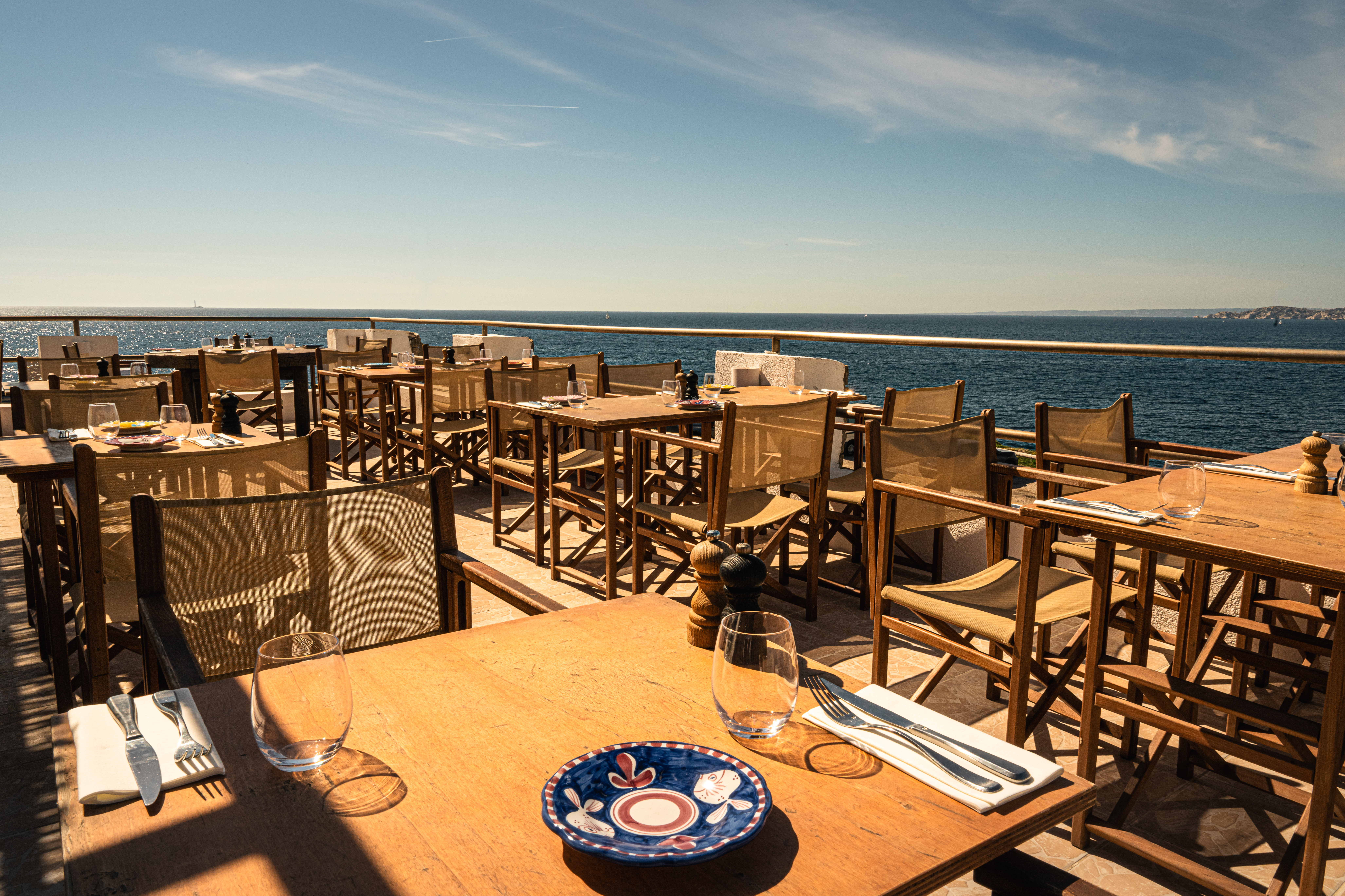 Tables et coucher de soleil sur la mer