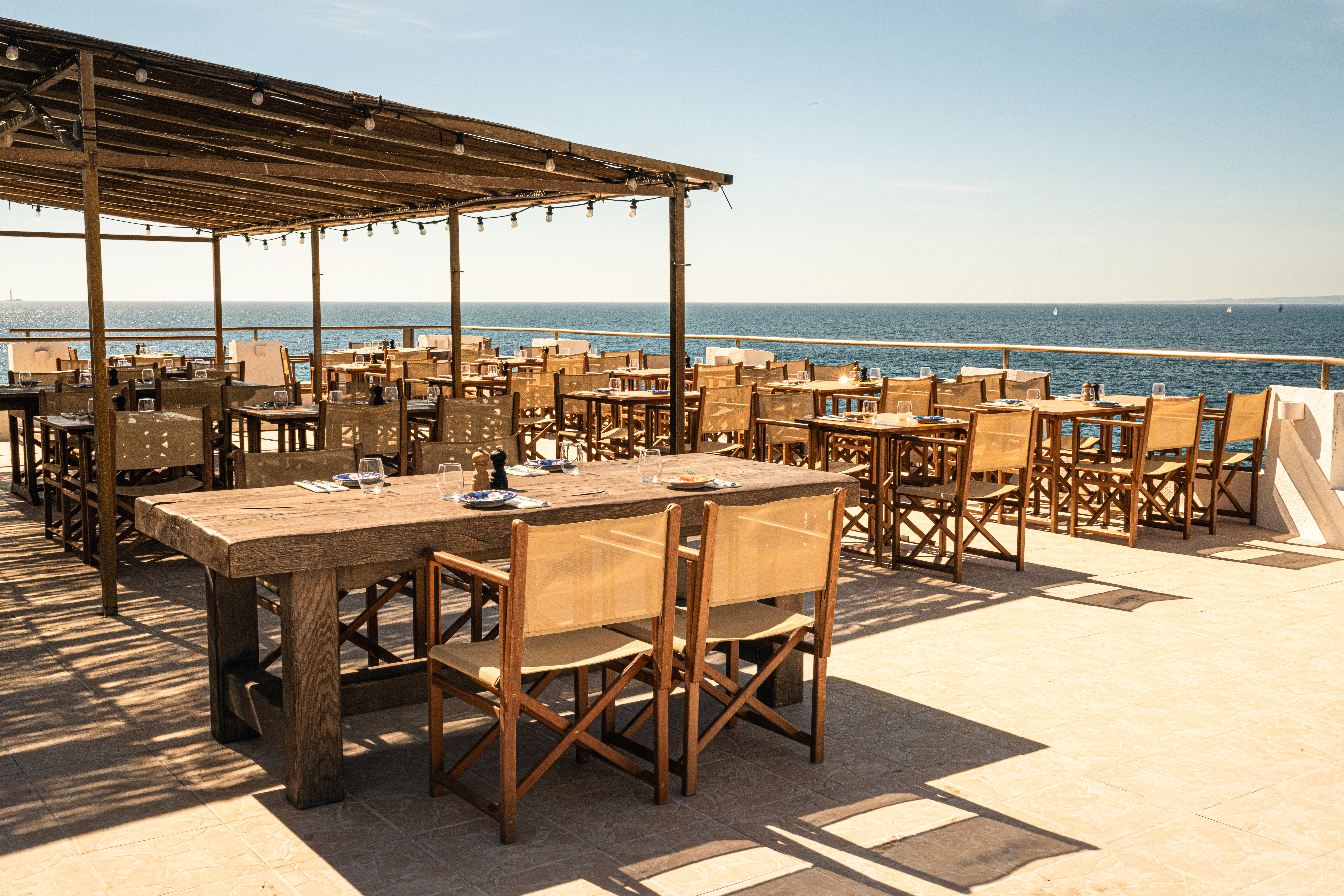 Grande terrasse avec pergola face à la mer