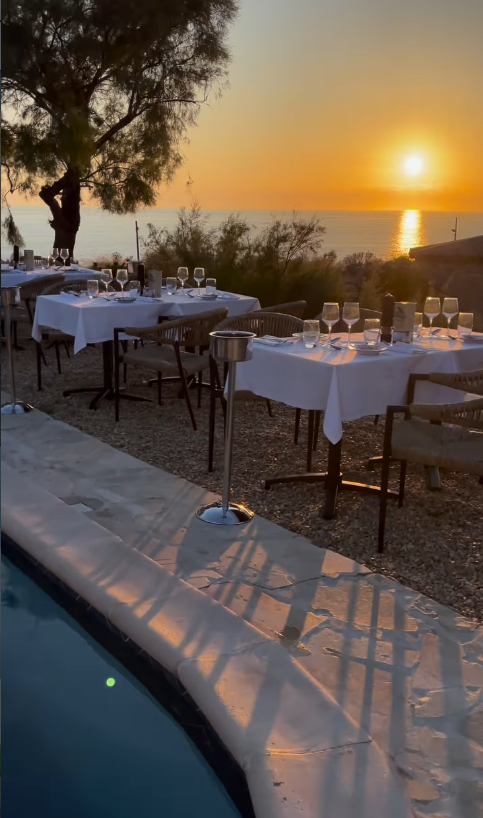 Tables au bord de la piscine au coucher du soleil
